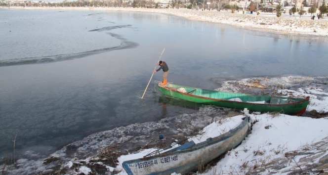 Kıyıları donan gölde balıkçıların buz kırma mesaisi