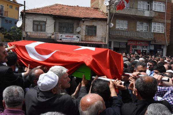 Konya’da ‘yırtılan afiş’ nedeniyle öldürülen belediye başkanının annesi: Torunlarım karnelerini babalarının mezarına götürdü