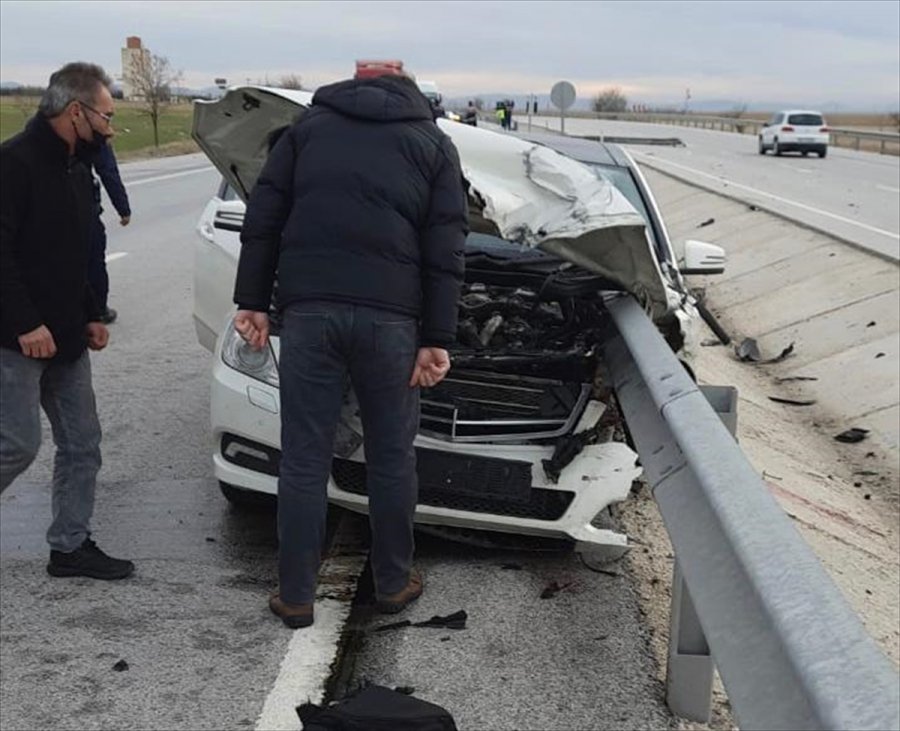 Konya’da bariyere çarpan otomobilin sürücüsü öldü, kızı yaralandı