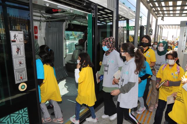 Bilgehane öğrencilerinden tramvayda kitap sürprizi