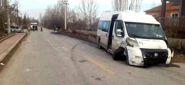 Konya’da öğrenci servisi ile otomobil çarpıştı: 14 yaralı