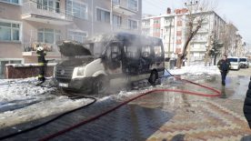 Konya’da park halindeki minibüs yandı