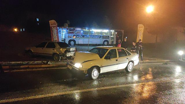 Konya’da park halindeki araca çarpan otomobildeki iki kişi yaralandı