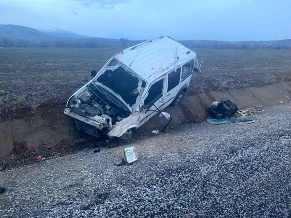 Konya’da hafif ticari araç devrildi: 2 yaralı
