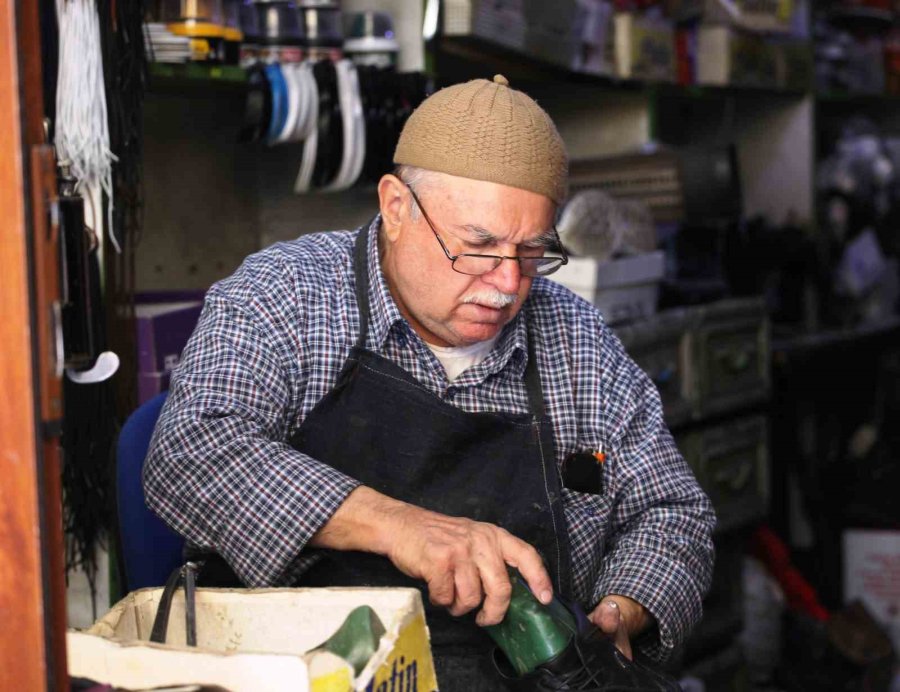 ‘Eskici Dede’ 58 yıldır yaptığı ayakkabı tamirciliğini son nefesine kadar sürdürmek istiyor