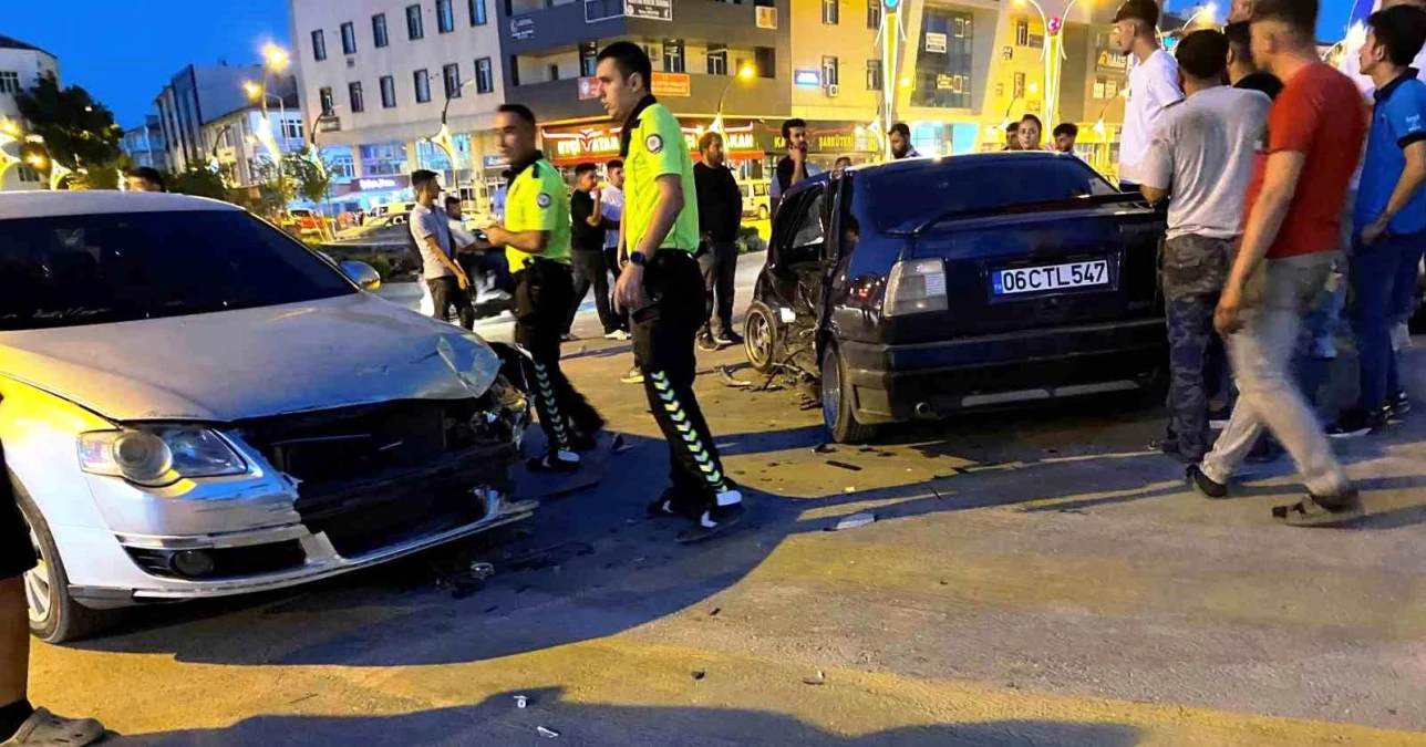 Konya Kulu’da Kavşakta Meydana Gelen Trafik Kazasında 2 Kişi Yaralandı