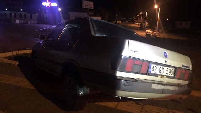 Konya’nın Kulu ilçesinde refüje çarpan otomobilin sürücüsü yaralandı