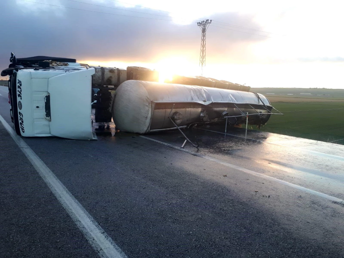 Konya’da tankerin devrilmesi sonucu trafik kazası: 2 yaralı