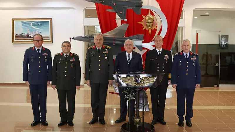 Bakan Güler, 3’üncü Ana Jet Üs Komutanlığı’nda incelemelerde bulundu