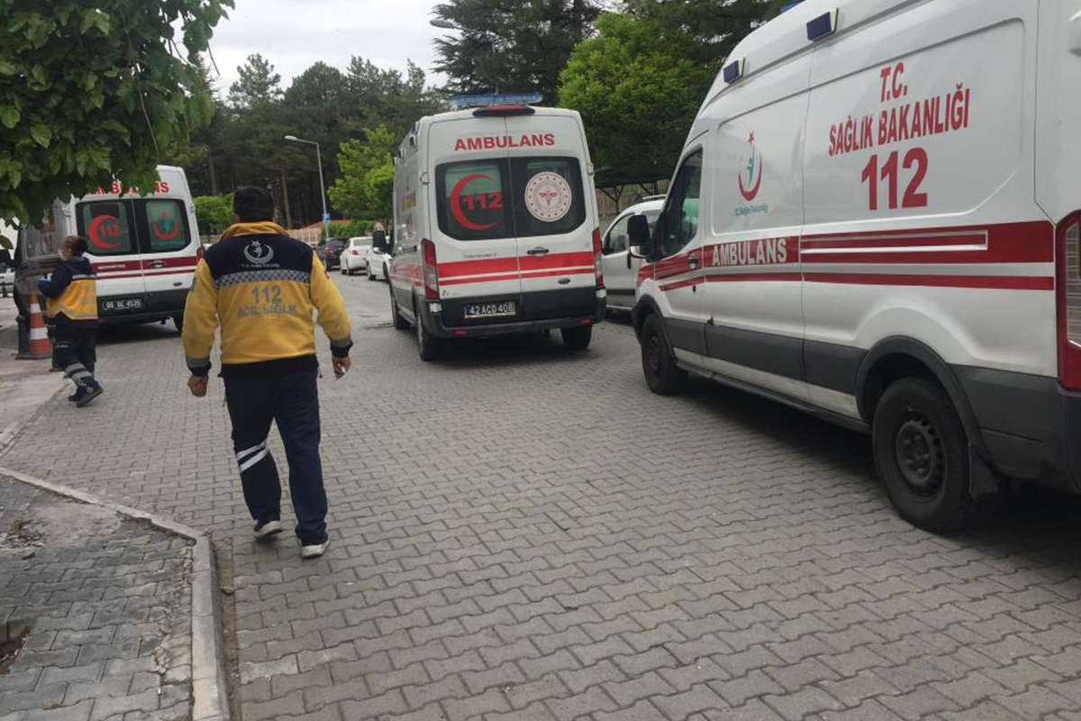 Konya’nın Kulu ilçesinde motosiklet çöp konteynerine çarptı: 2 kişi ağır yaralandı
