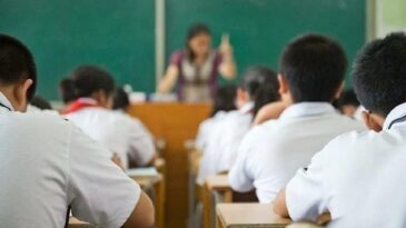 Ferhat Göçer depremzede çocuklar için sahneye çıktı