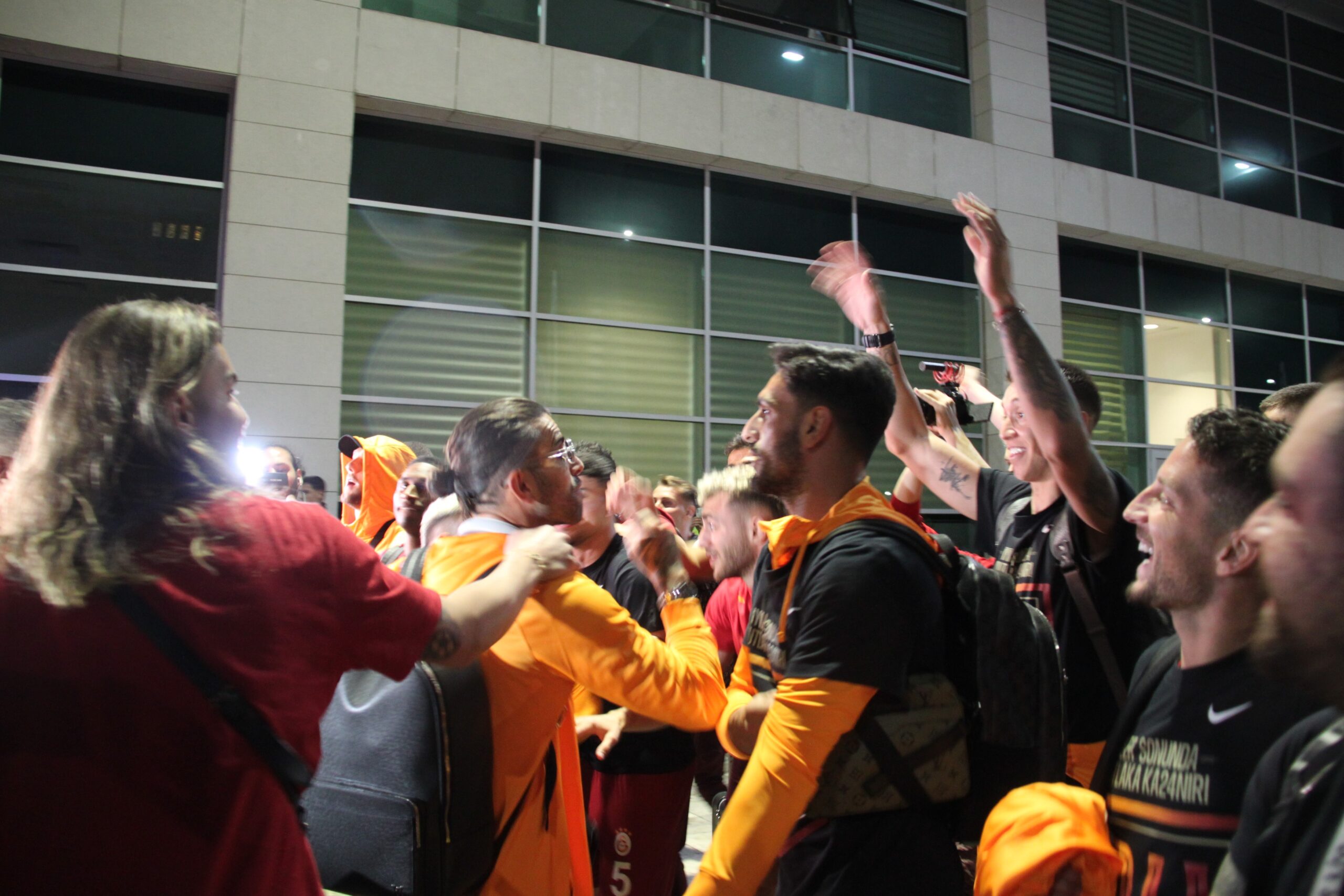 Galatasaray Şampiyonluk Kutlamaları için Konya Havalimanı’ndaydı