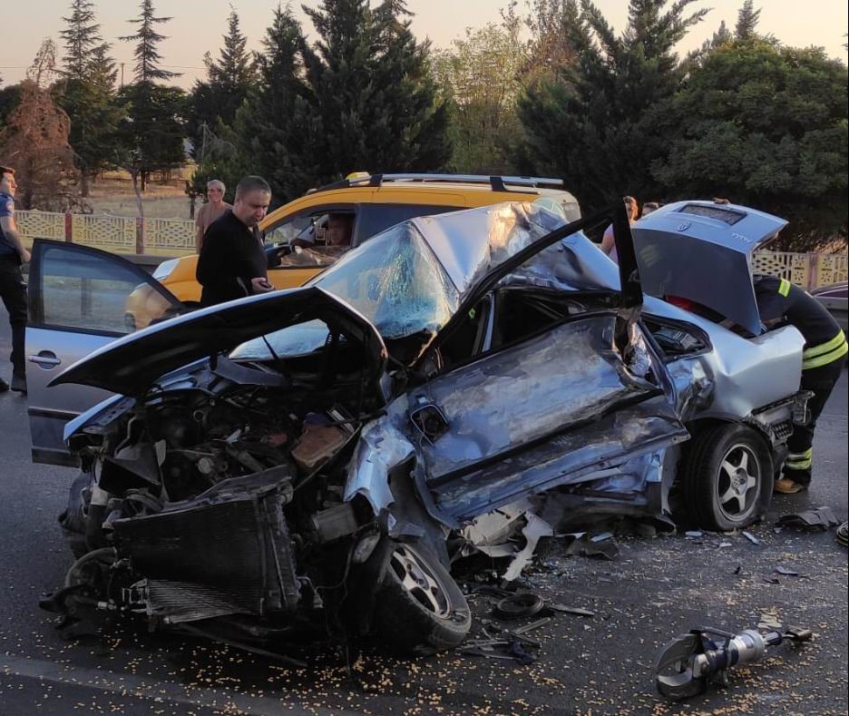 Konya’nın Akşehir İlçesinde Tır ile Çarpışan Otomobilde 2 Kişi Hayatını Kaybetti