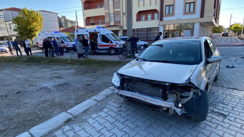 Konya’nın Kulu İlçesinde Motosiklet ve Otomobil Çarpıştı: İki Çocuk Yaralandı