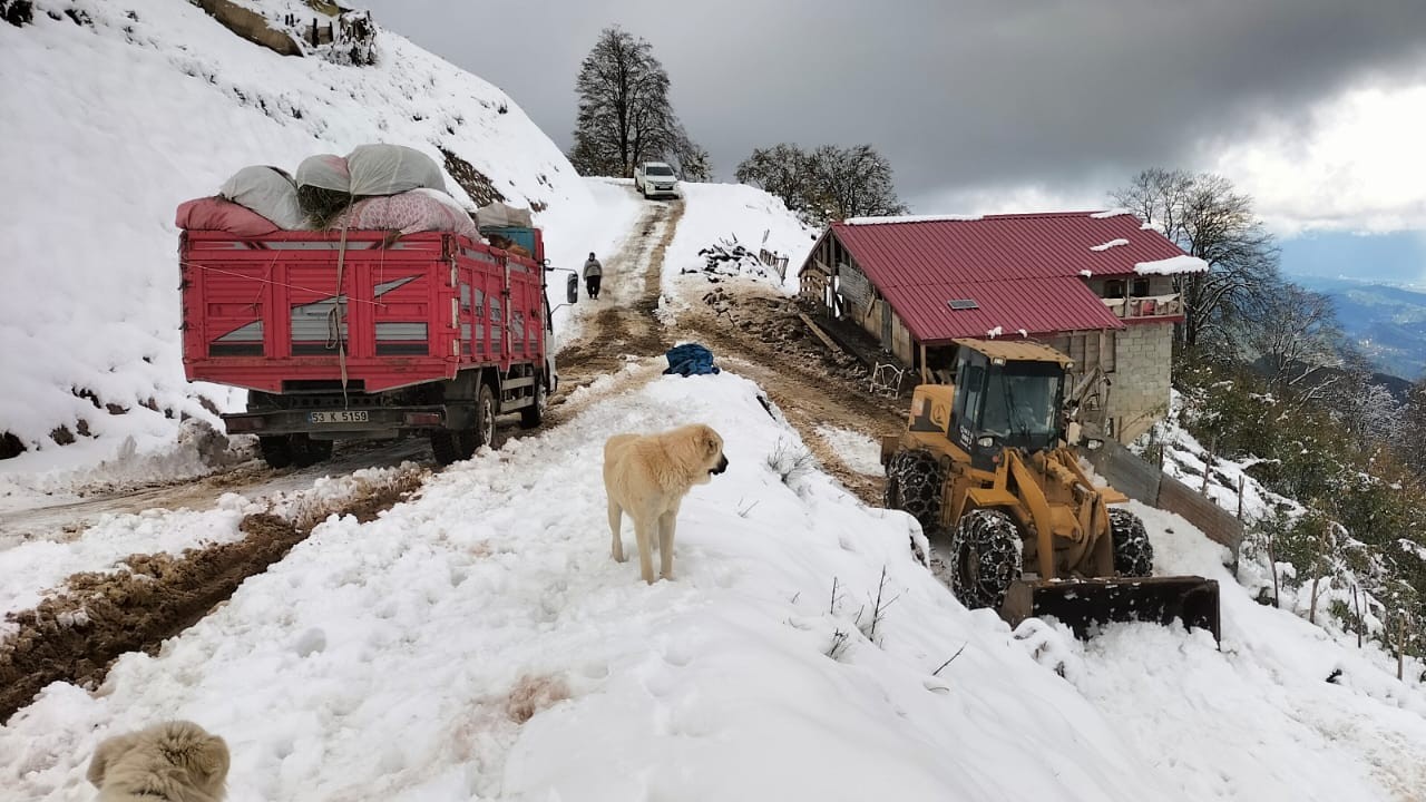 Rize'de kar etkili oldu, 6 kişi yaylada mahsur kaldı