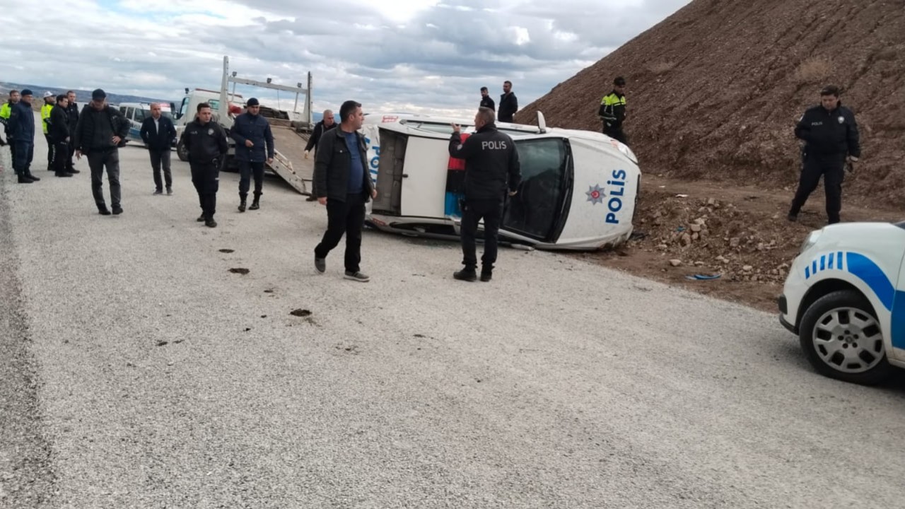 “Dur” ihtarından kaçan ehliyetsiz sürücüyü takip eden polis otosu takla attı: 2 polis yaralı