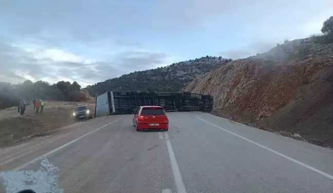 Konya’da Devrilen Tırın Sürücüsü Yaralandı