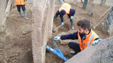 Konya’da koruma altındaki Selçuklu mezarında mezar taşları restore ediliyor