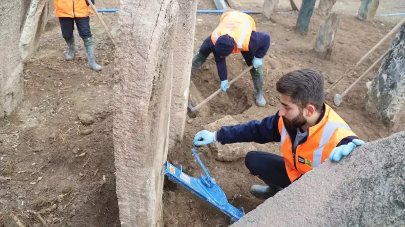 Konya’da koruma altındaki Selçuklu mezarında mezar taşları restore ediliyor