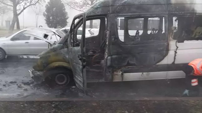 Konya’da Seyir Halindeki Minibüste Yangın Çıktı