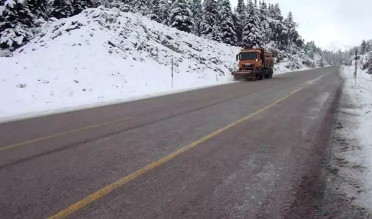 Antalya-Konya Yolunda Kar Yağışı ve Tuzlama Çalışmaları