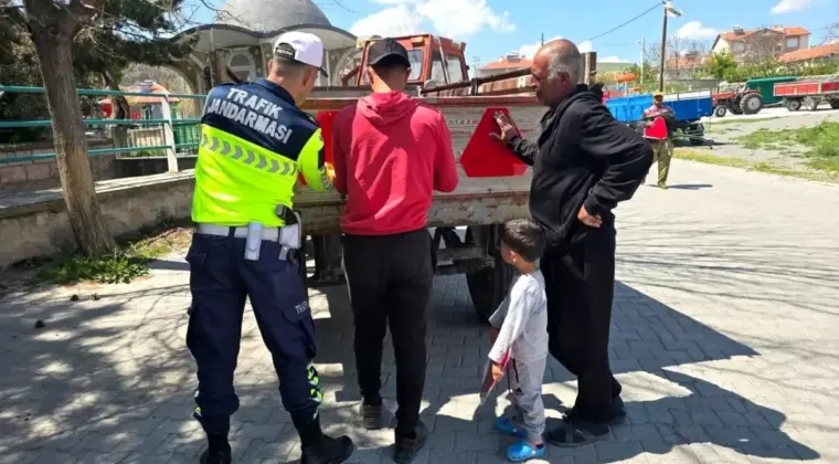 Kulu’da Çiftçilere Reflektör Dağıtımıyla Trafik Güvenliği Artırılıyor