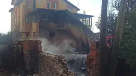 Otları temizlemek isterken komşusunun evini yaktı