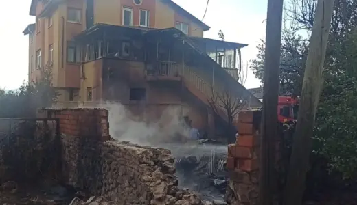 Otları temizlemek isterken komşusunun evini yaktı
