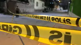 Tartışıp kovaladığı kişiyi bıçaklayıp kaçtı
