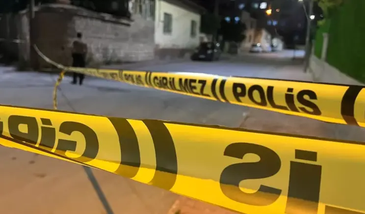 Tartışıp kovaladığı kişiyi bıçaklayıp kaçtı