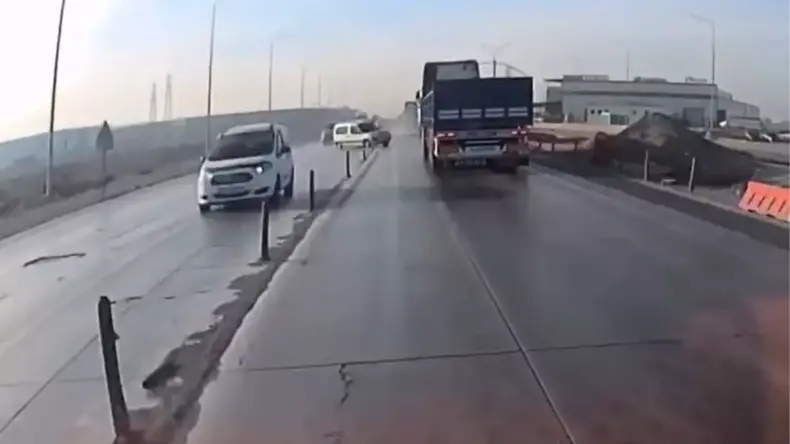 Tıra çarpan araç paramparça oldu