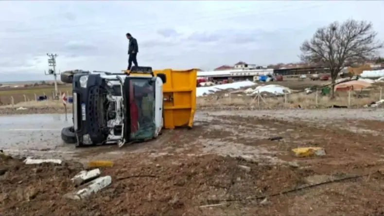 Ereğli’de Kamyon Devrildi: 2 Yaralı