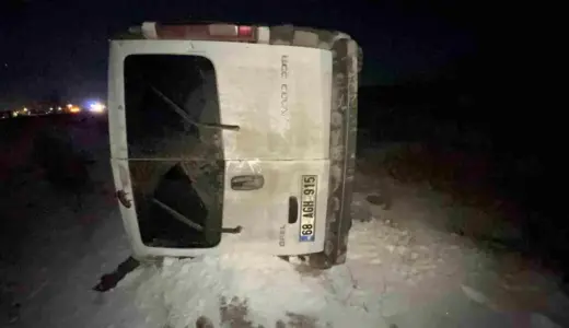 Aksaray’da Minibüs Devrildi: 2 Yaralı