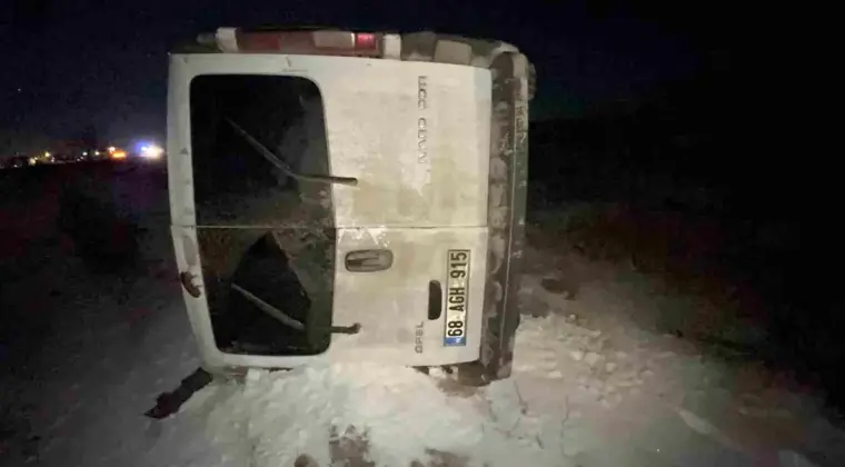 Aksaray’da Minibüs Devrildi: 2 Yaralı