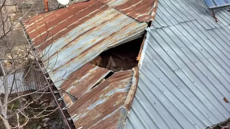 Konya’da Kaya Parçası Evin Damına Düştü