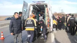 Beyşehir’de Yüksek Gerilim Direğine Çarpan Otomobilde 3 Yaralı