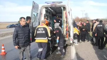 Beyşehir’de Yüksek Gerilim Direğine Çarpan Otomobilde 3 Yaralı