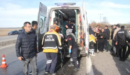 Beyşehir’de Yüksek Gerilim Direğine Çarpan Otomobilde 3 Yaralı