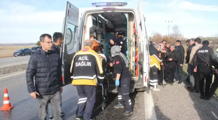 Beyşehir’de Yüksek Gerilim Direğine Çarpan Otomobilde 3 Yaralı