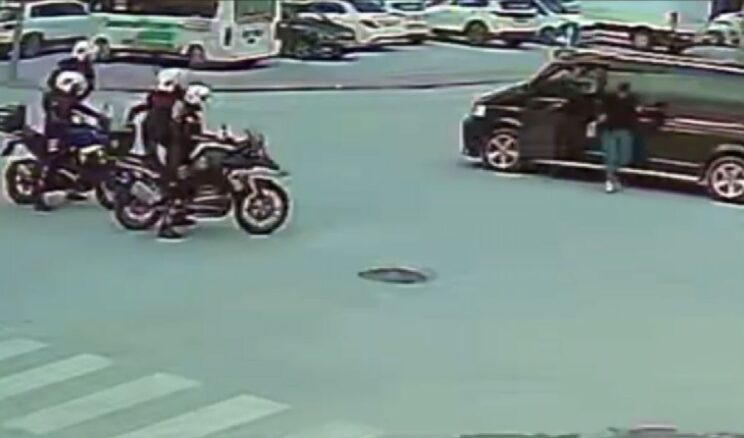 Yunus polislerinin trafikte Heimlich manevrası hayat kurtardı; müdahale anı kamerada